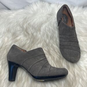 Clark's Artisan‎ Society Gown II Pleated Brown Suede Zip Heels Sz 7.5